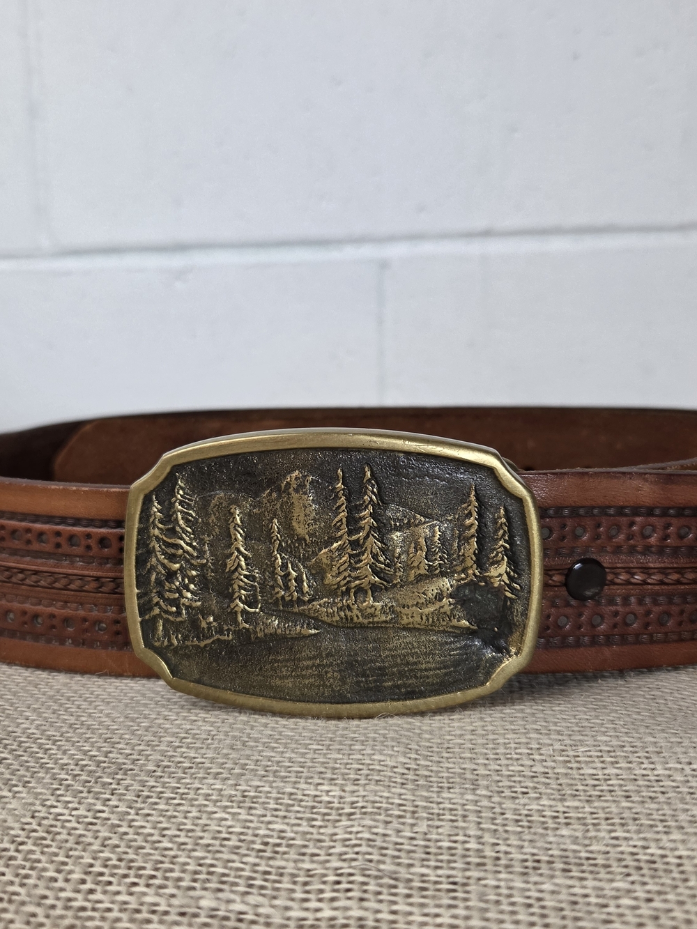 Vintage 70s Scenic Gold Brass Buckle Stamped Leather Belt Sz38